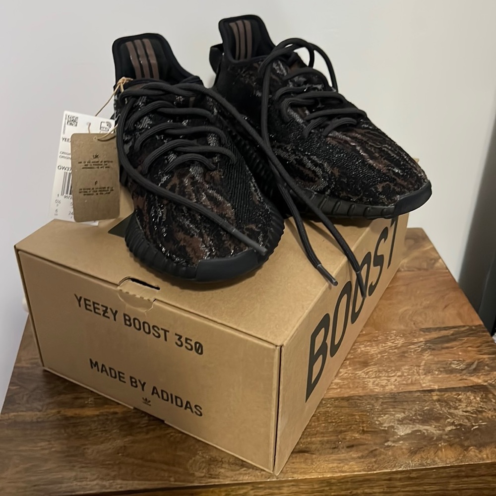 YEEZY BOOST 350 V2